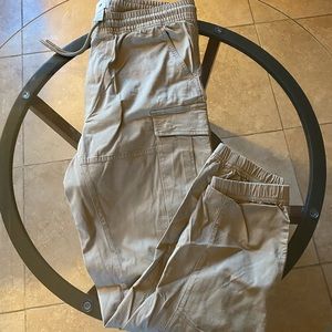 Men’s tan cargo pants